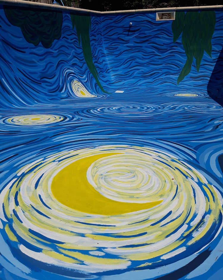 În această piscină simţi că te cufunzi în „Noaptea înstelată” a lui Van Gogh