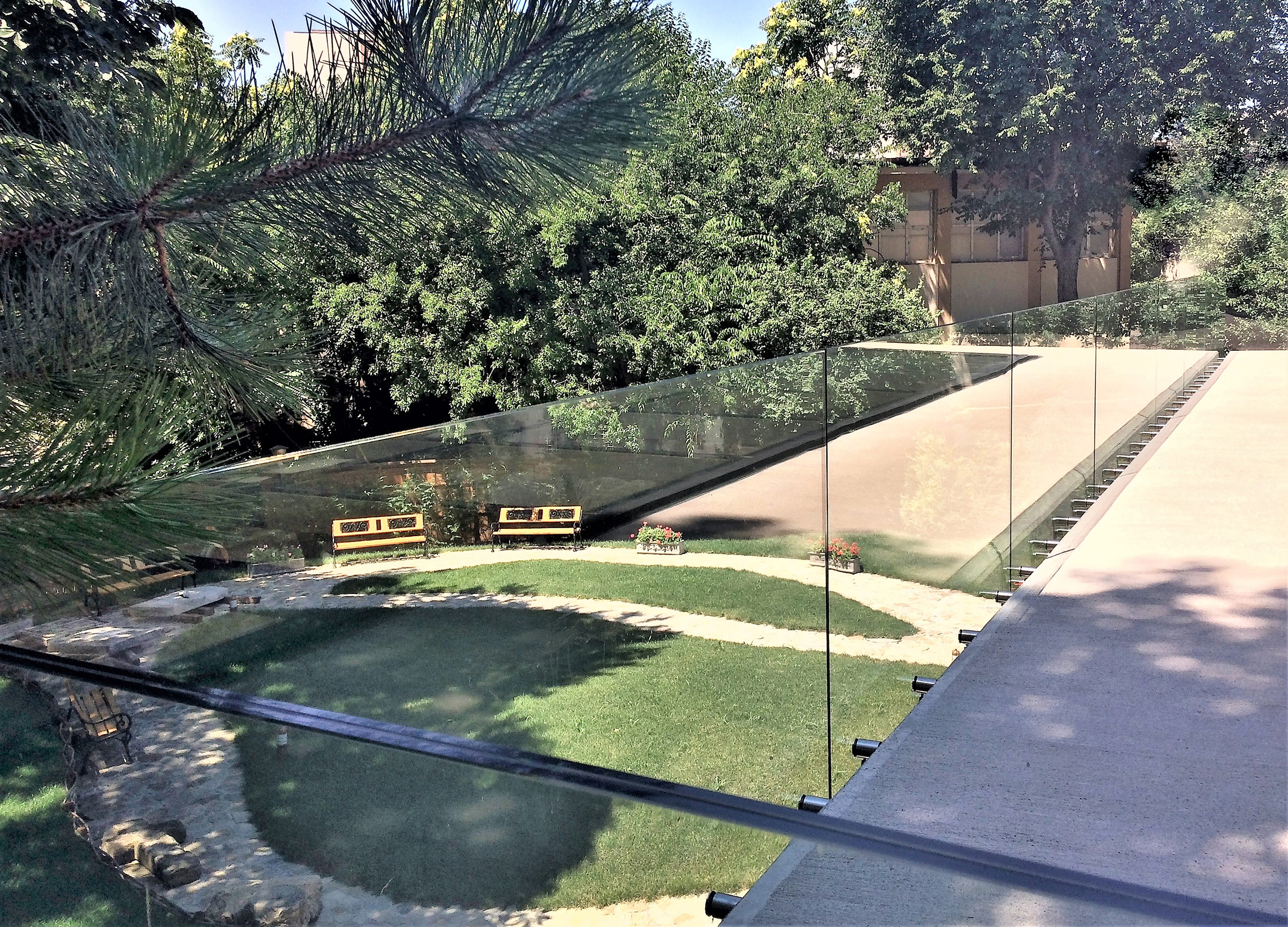 Platforma Circulabila Din Panouri De Sticla Si Balustrada Cu Prindere In Puncte Deasupra Casei Domnesti Manastirea Radu Voda O Lucrare De Spectrum Inovativ