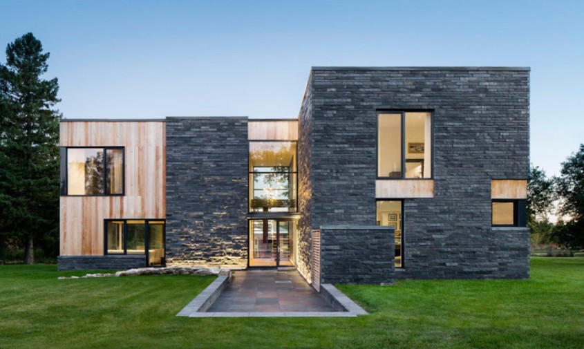 Design modern şi elemente rustice într-o casă construită cu materiale naturale