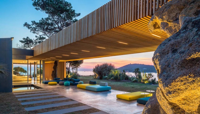 10 case de pe plajă care oferă priveliști spectaculoase, realizate de arhitecți contemporani