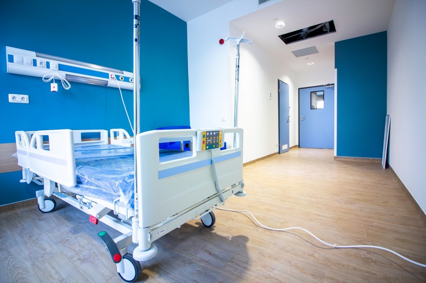 Salon din spitalul Medicover cu usi Kadra