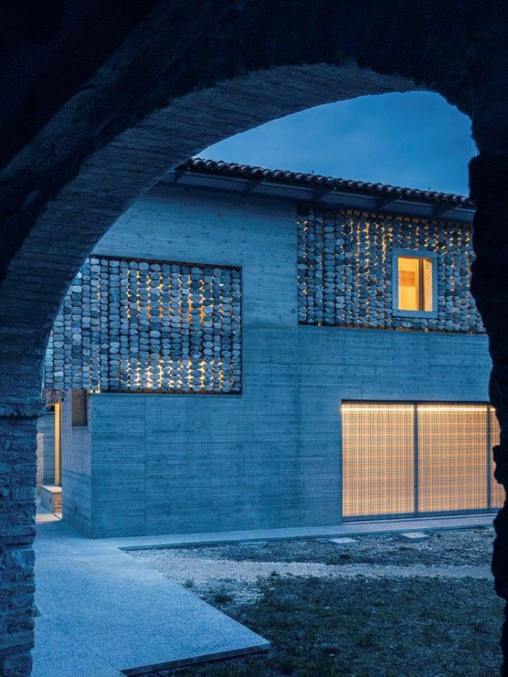 "Draperii" din piatră înfrumusețează fațadele acestei case