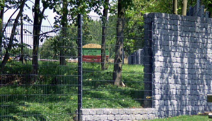 Garduri din metal pentru curți și amenajări industriale 