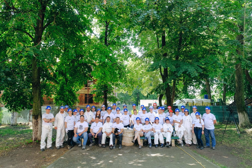 Saint-Gobain se implică alături de Habitat for Humanity România în construcţia centrului comunitar de la Buftea