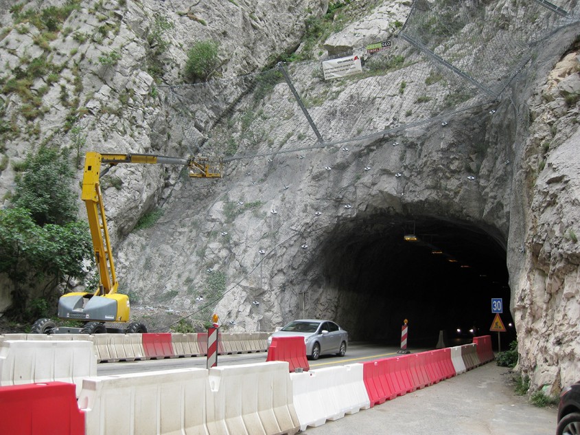 Securizarea unui portal într-un versant stâncos în Macedonia.