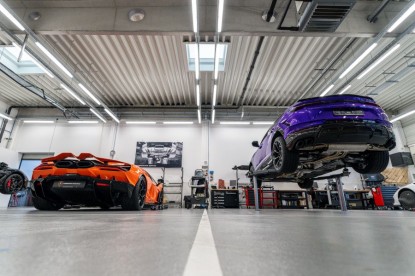 Hala de service auto iluminata cu ajutorul cupolelor  Budapesta VELUX Commercial