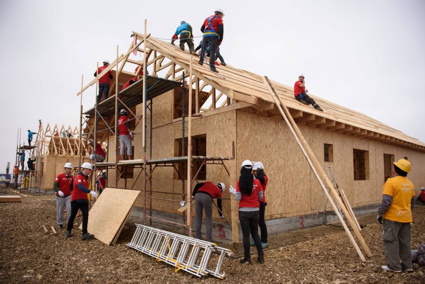Misiune îndeplinită: Sute de voluntari au construit opt case în cinci zile