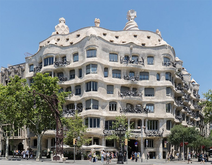 <b>3. Cosurile de fum ale blocului de locuinte Casa Mila</b>