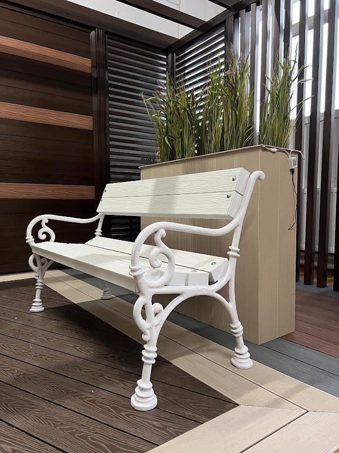Puterea inovatoare a WPC-ului – Lemn compozit în băncile și jardinierele de la Bencomp