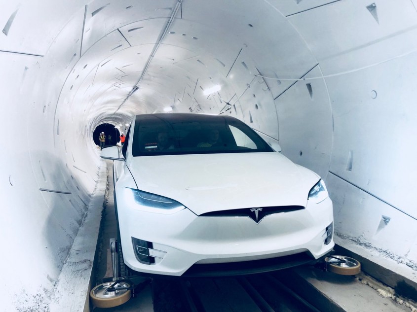 Elon Musk a prezentat primul tunel construit de compania sa