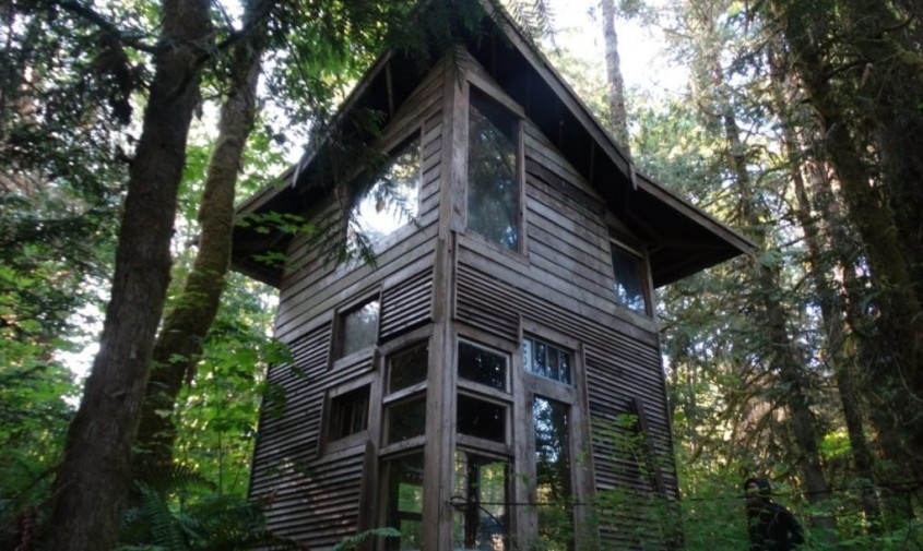 Un învățător construiește cabane ca din basmele cu zâne