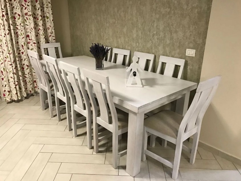 Creează un decor original cu ajutorul scaunelor și meselor realizate la comandă