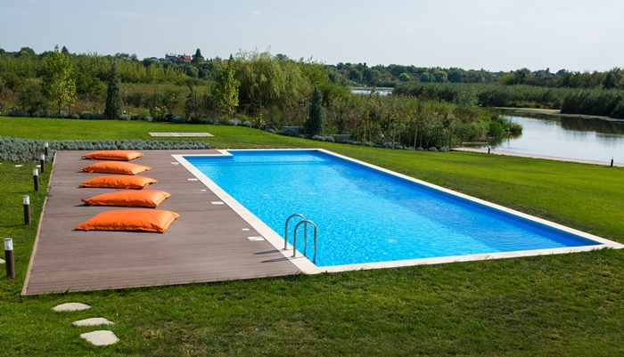Sfaturi utile pentru amenajarea spaţiului de lângă piscină