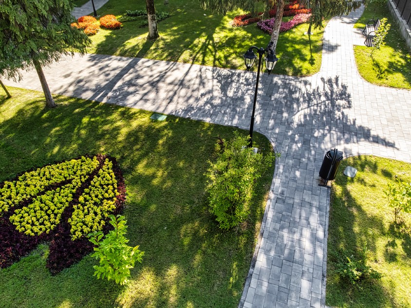 Durabilitatea spațiilor urbane începe de la sol: rolul pavajului în infrastructura modernă