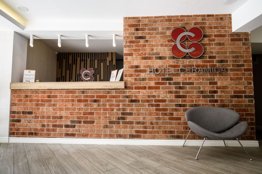 Receptia hotelului dupa amenajarea cu caramida aparenta
