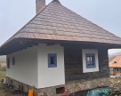Restaurarea unei case tradiționale cu materiale naturale – un exemplu de autenticitate și sustenabilitate