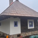 Restaurarea unei case tradiționale cu materiale naturale – un exemplu de autenticitate și sustenabilitate