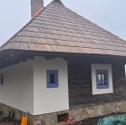 Restaurarea unei case tradiționale cu materiale naturale – un exemplu de autenticitate și sustenabilitate