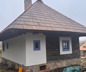 Restaurarea unei case tradiționale cu materiale naturale – un exemplu de autenticitate și sustenabilitate