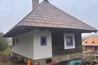 Restaurarea unei case tradiționale cu materiale naturale – un exemplu de autenticitate și sustenabilitate