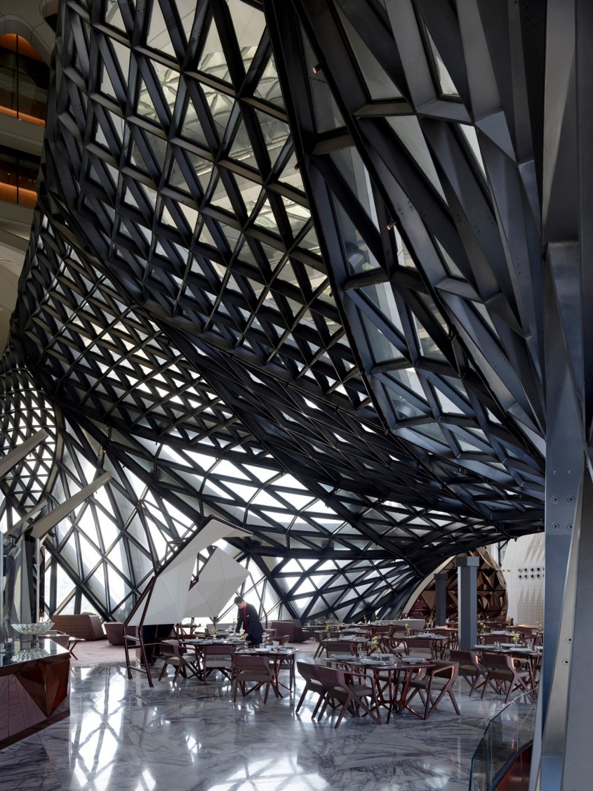 Un hotel îmbrăcat în exoschelet unul dintre ultimele proiecte ale Zahei Hadid a fost deschis în
