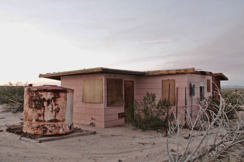 O casă abandonată din deșertul californian cumpărată cu 7 000 de dolari a fost transformată într-o