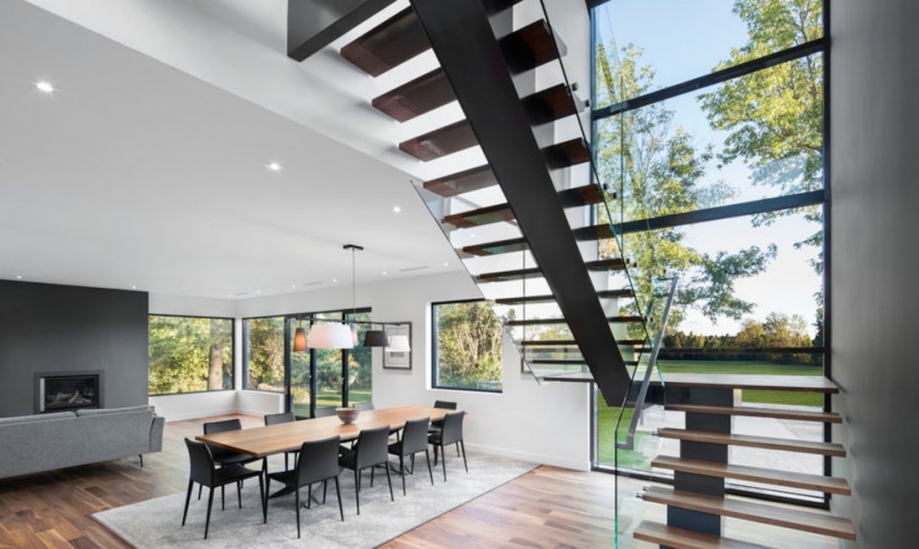 Design modern şi elemente rustice într-o casă construită cu materiale naturale