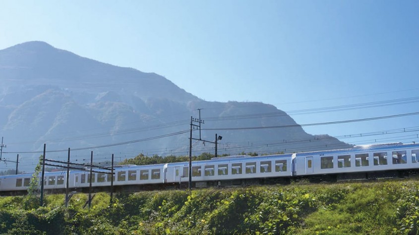 Un tren spectaculos creat de o laureata a Premiului Pritzker ca un living pe șine