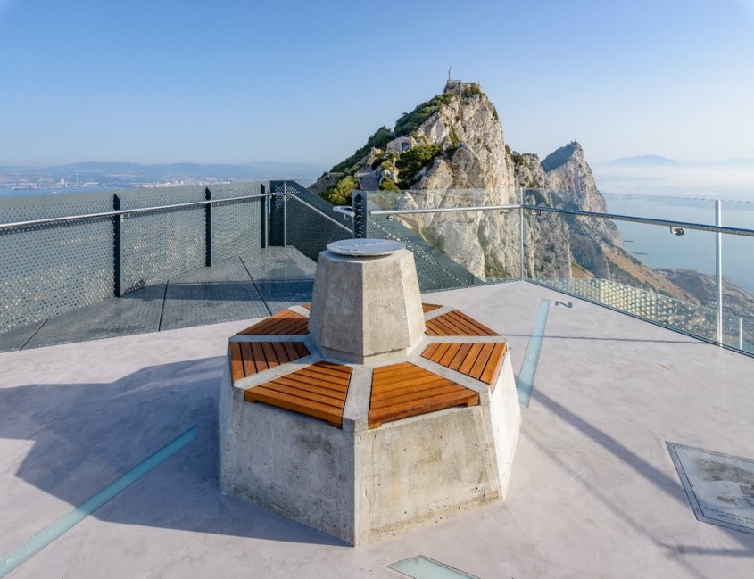 Această platformă transparentă din Gibraltar le oferă curajoșilor priveliști panoramice 