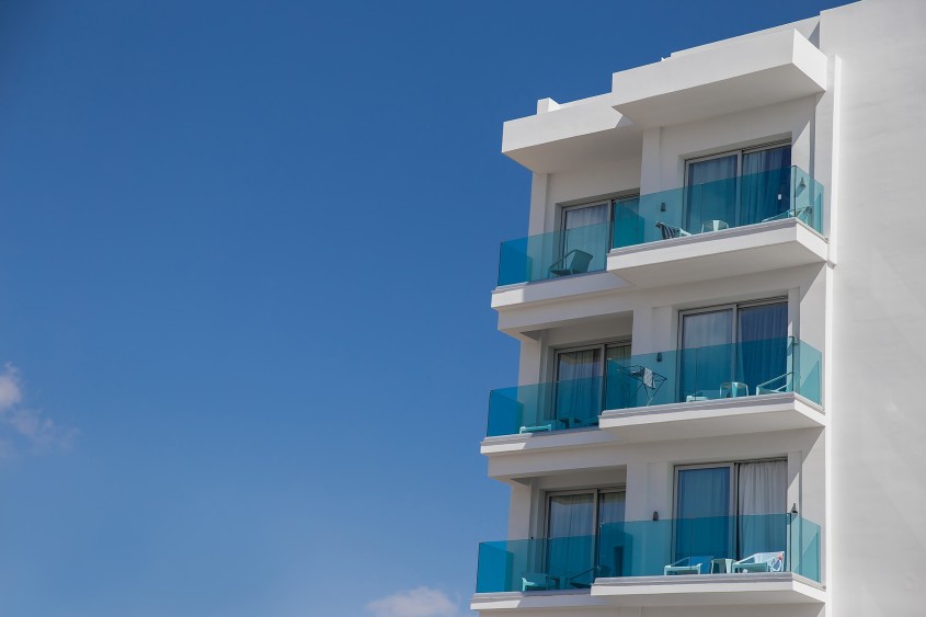 Balustradele din sticlă - o soluție modernă pentru orice clădire