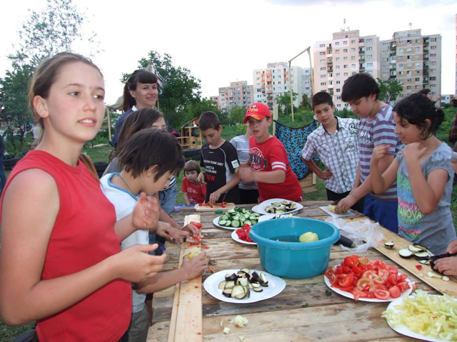 „La Terenuri. Spaţiu comun în Mănăştur” – pregătire cină comunitară