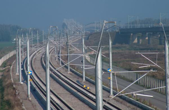Aplicațiile zincării termice în infrastructura rutieră, feroviară și energetică