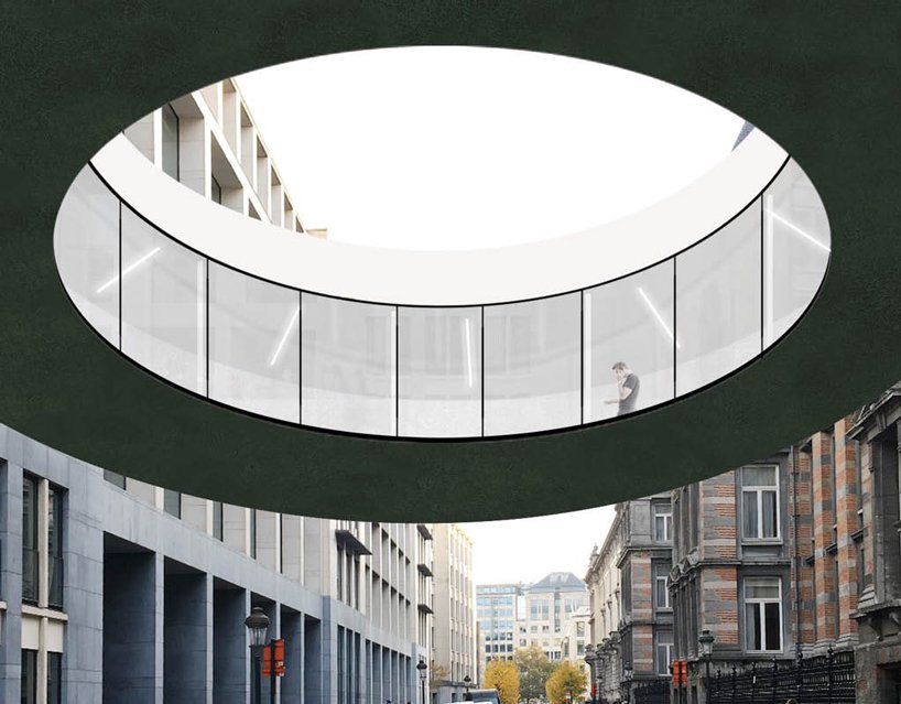 Un pod circular îmbrăcat în oglinzi conectează două clădiri în Bruxelles