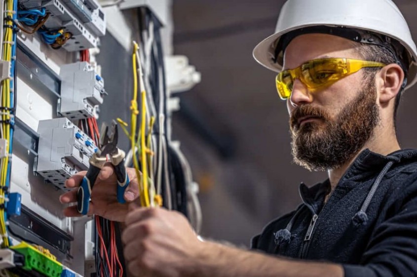 Impactul curentului trifazat sau monofazat asupra performanței sistemului fotovoltaic