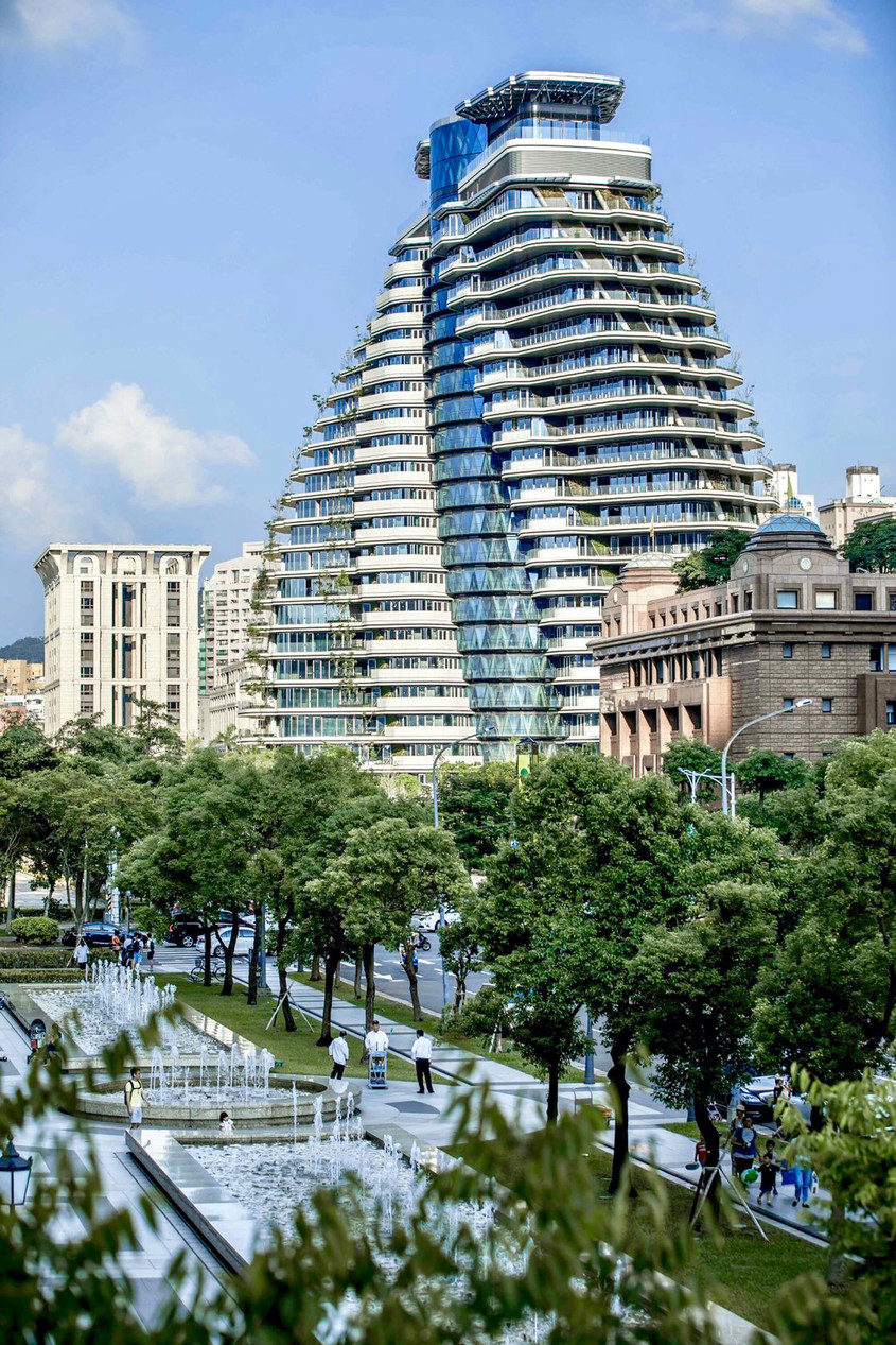 Uluitorul turn răsucit al lui Vincent Callebaut este aproape gata (Foto)