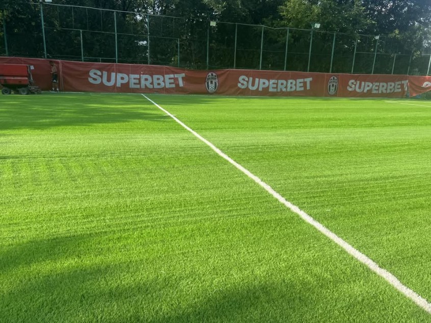 Cum să alegi tipul potrivit de teren sportiv: gazon natural sau sintetic?