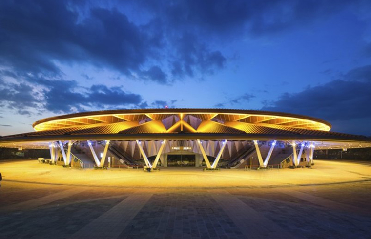 Design spectaculos pentru volumetria unui teatru din China