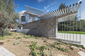 O casă modernă integrează ruine ale unei construcții anterioare