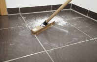 Curăţenie, îngrijire şi protecţie după constructori sau meșteri