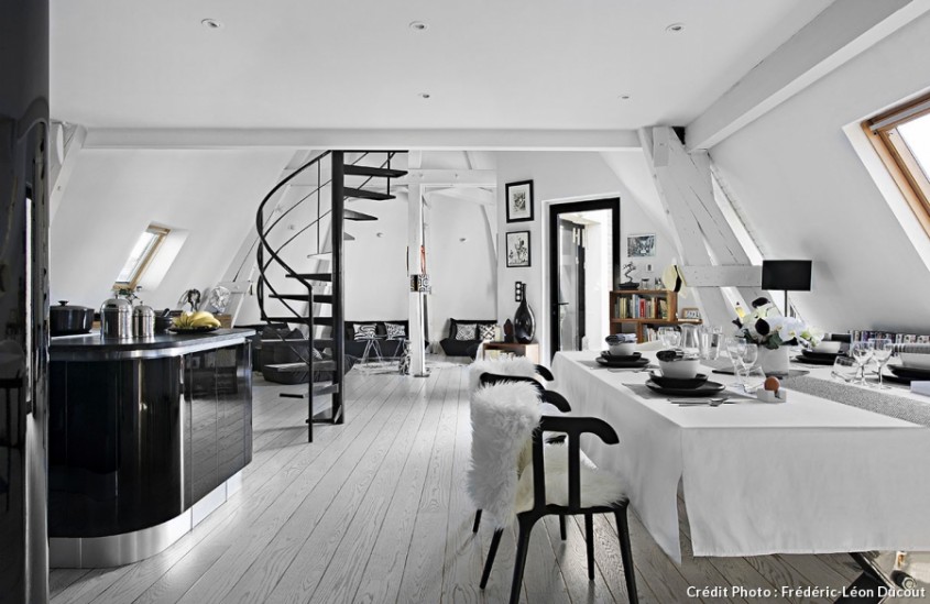 Apartament cu spatialitate deosebita sub un acoperis din Paris
