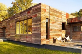 Lemnul masiv reciclat dă textură şi culoare exteriorului unei case