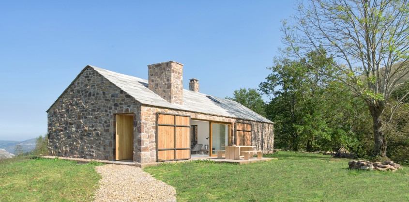 O casă eficientă energetic ridicată pe ruinele unei construcții din piatră 