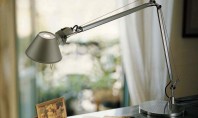 Cum alegem lampa de birou potrivită? Lampile de birou sunt elemente esentiale ce ajuta la sporirea