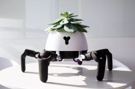 Acest robot iți plimbă planta și dansează când trebuie să o uzi