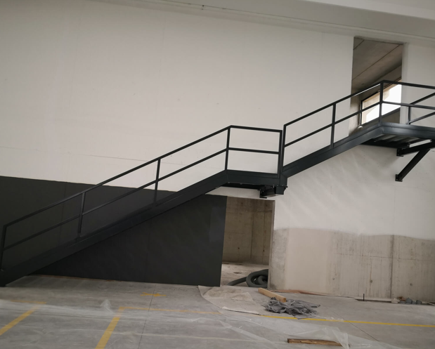Scări industriale metalice pentru depozite și spații industriale – siguranță și eficiență în orice configurație
