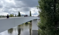 Un pod ca o sculptură din marmură albă peste Râul Vltava din Praga Întinzându-se 300 de