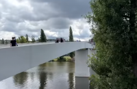 Un pod ca o sculptură din marmură albă peste Râul Vltava din Praga