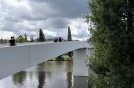 Un pod ca o sculptură din marmură albă peste Râul Vltava din Praga