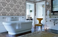 Tapetul, o soluție creativă pentru decorarea pereților din baie