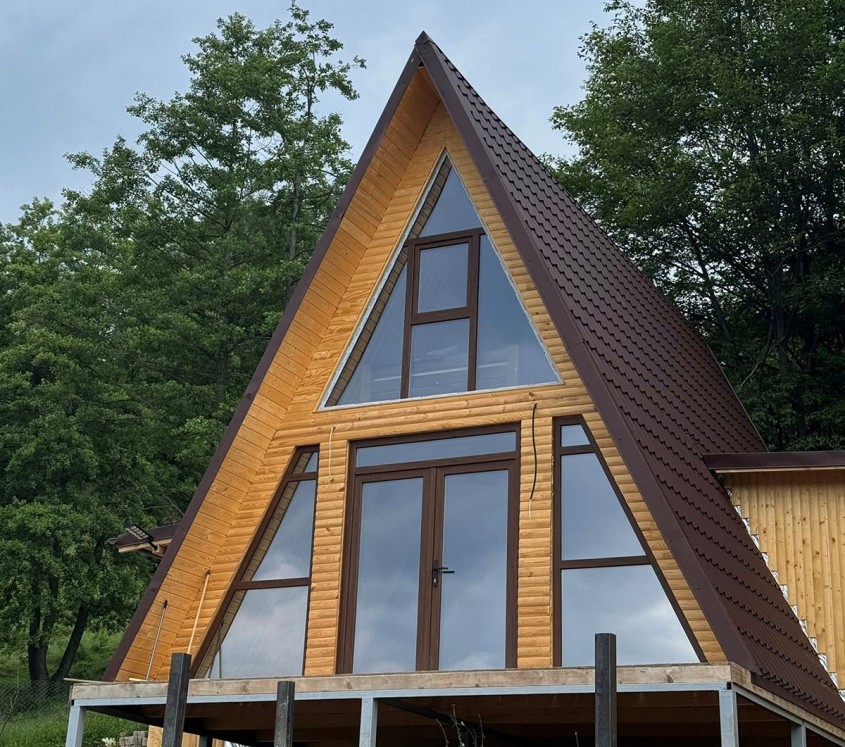 Tâmplărie PVC Gealan de la Sabiterm – Soluția ideală pentru cabanele A-Frame